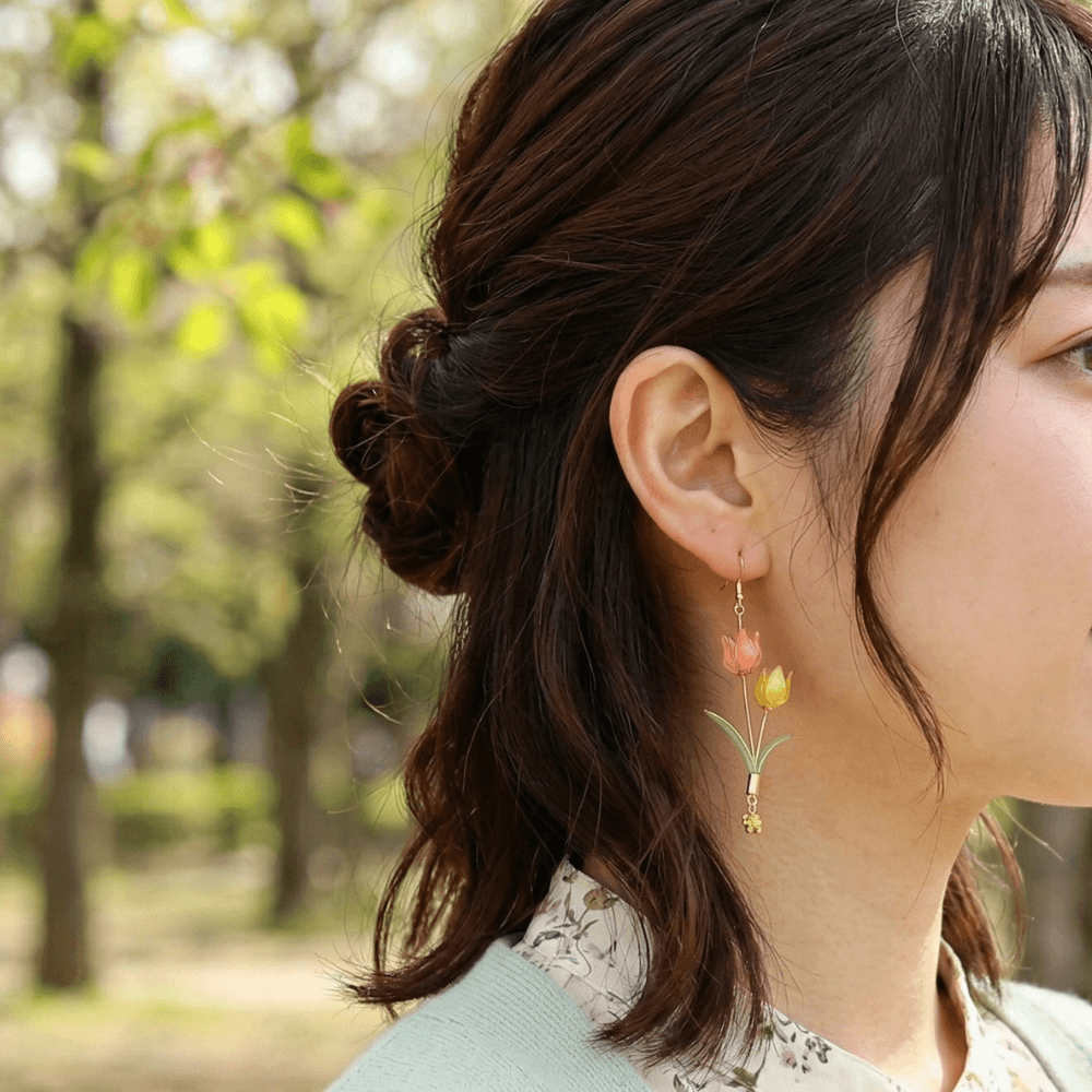 【チューリップ】イヤリング オレンジと黄色 揺れる ニッケルフリー 金属アレルギー対応 受注生産 春の新作 | 4枚目